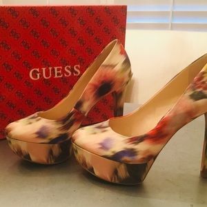 Guess pump multi color size 7